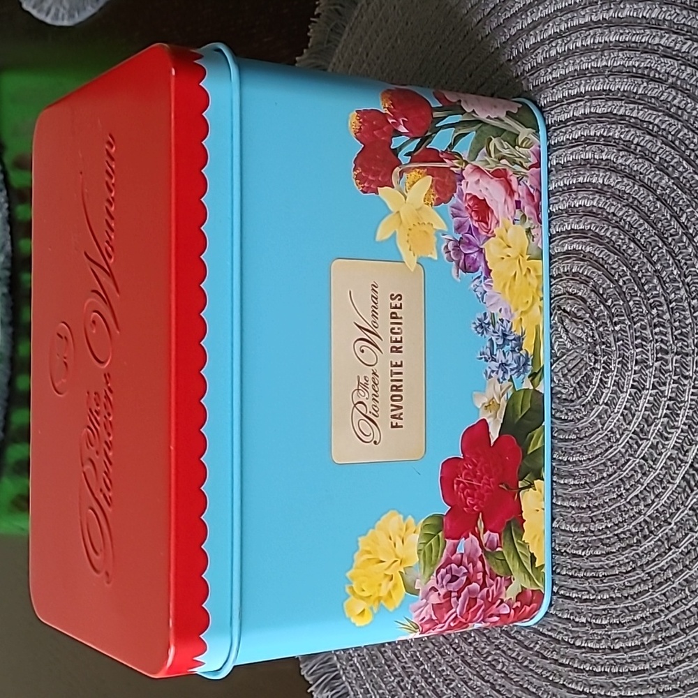 The Pioneer Woman favorite recipes box with recipes Like New and note cards too!